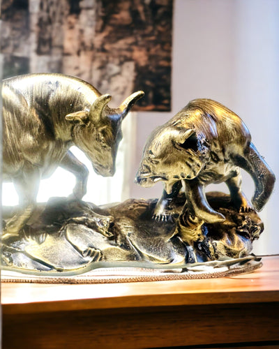 Sculptura „Cei doi rivali” - Taurul și Ursul - Simbolistica Pieței Financiare, Posibilitate de Gravare - culoare Cupru