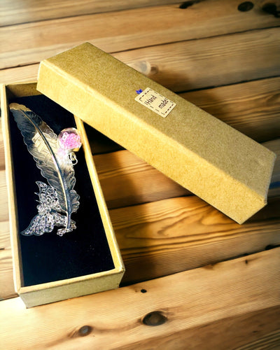 Semn de carte creativ în stil retro cu motiv de pană și fluture – Cadou elegant pentru mama, profesor, promoțional, culoare argintiu/roz