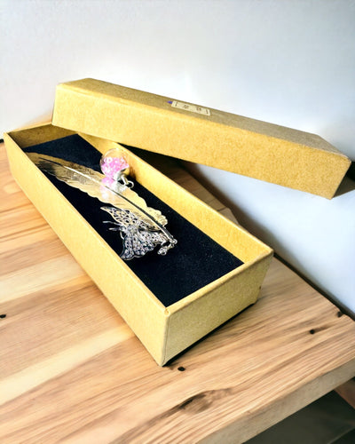 Semn de carte creativ în stil retro cu motiv de pană și fluture – Cadou elegant pentru mama, profesor, promoțional, culoare argintiu/roz