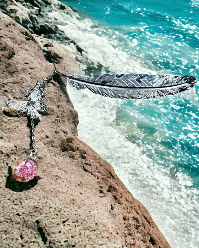 Semn de carte creativ în stil retro cu motiv de pană și fluture – Cadou elegant pentru mama, profesor, promoțional, culoare argintiu/roz