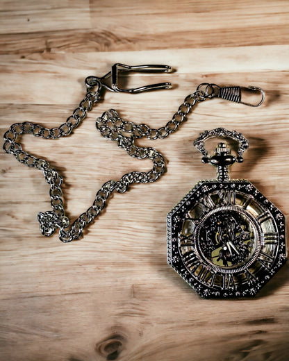 Ceas de buzunar mecanic octogonal clasic de culoare argintie cu cadran filigranat în stil steampunk