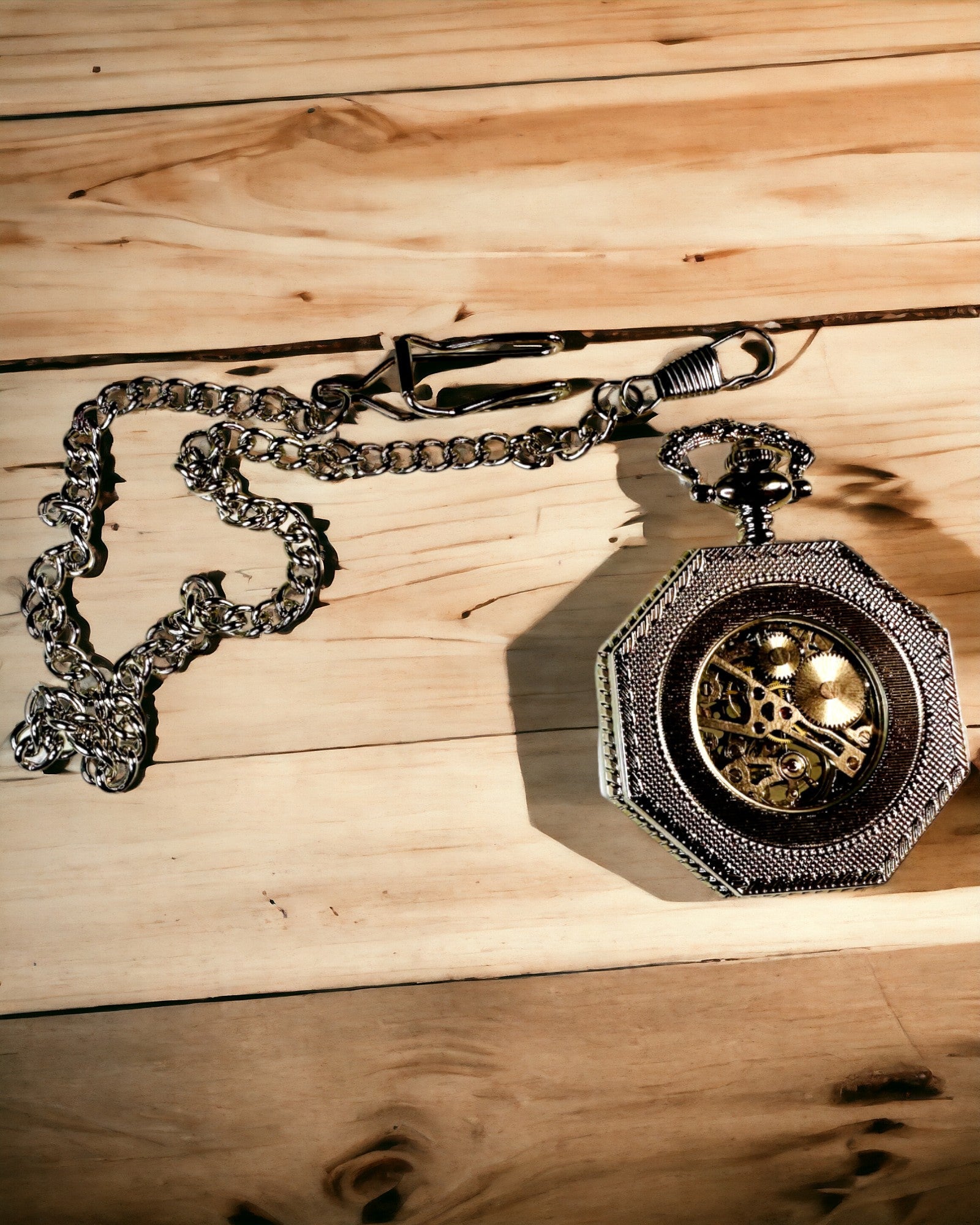 Ceas de buzunar mecanic octogonal clasic de culoare argintie cu cadran filigranat în stil steampunk