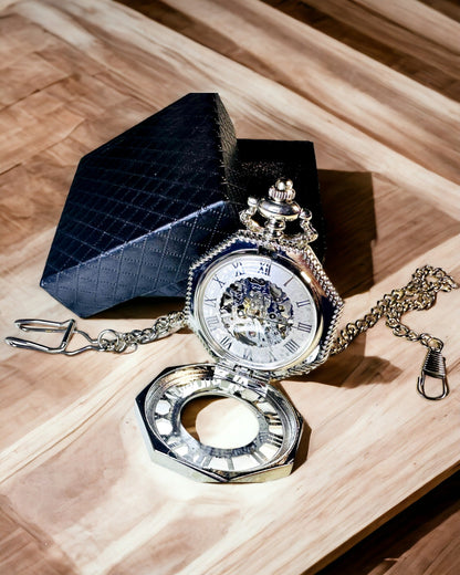 Ceas de buzunar mecanic octogonal clasic de culoare argintie cu cadran filigranat în stil steampunk
