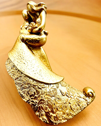 Figurină "Iubire Eternă" culoare aurie - 11 cm, Figurină Decorativă Mică cu Opțiune de Gravare