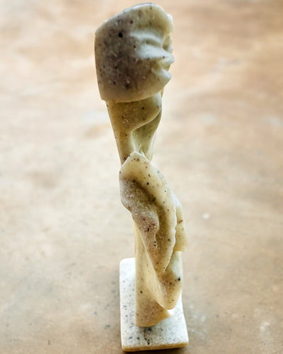 Figurină "Eleganță în Piatră" culoare albă - 13,5 cm înălțime, Decorativă cu Opțiune de Gravare