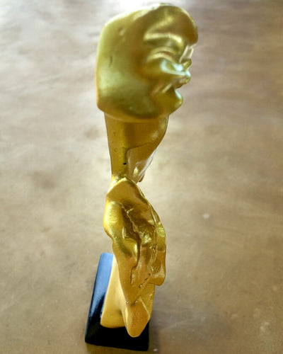 Figurină "Eleganță în Piatră" culoare aurie - 13,5 cm înălțime, Decorativă cu Opțiune de Gravare