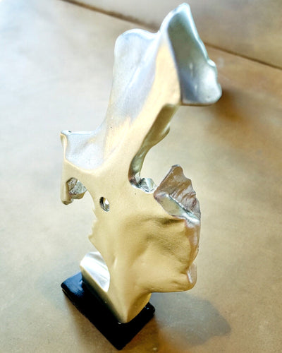 Figurină "Eleganță în Piatră" culoare argintie - Decorativă cu Opțiune de Gravare, 2 dimensiuni la alegere