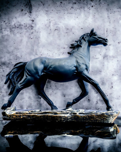 "Czarny Galop" - Figurină Elegantă de Cal cu Posibilitate de Gravare