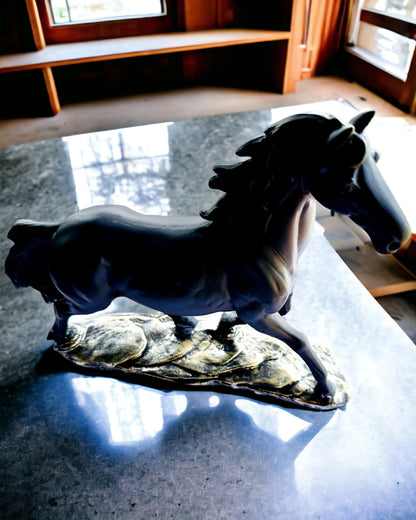 "Czarny Galop" - Figurină Elegantă de Cal cu Posibilitate de Gravare
