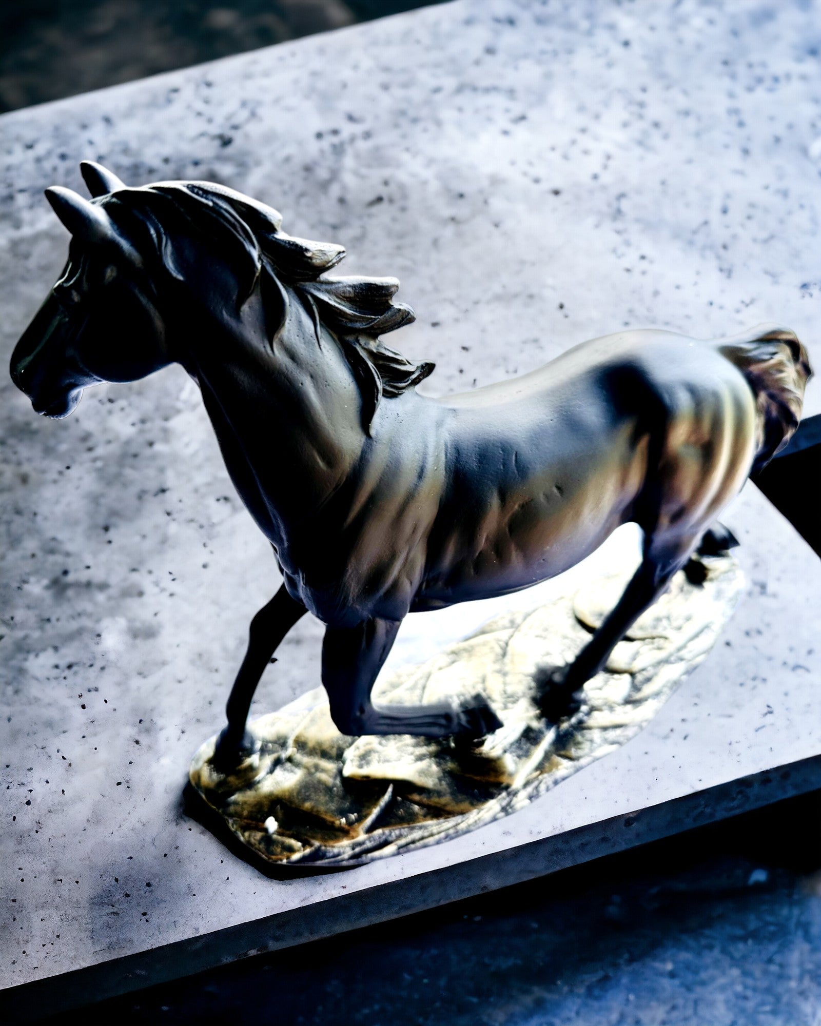 "Czarny Galop" - Figurină Elegantă de Cal cu Posibilitate de Gravare