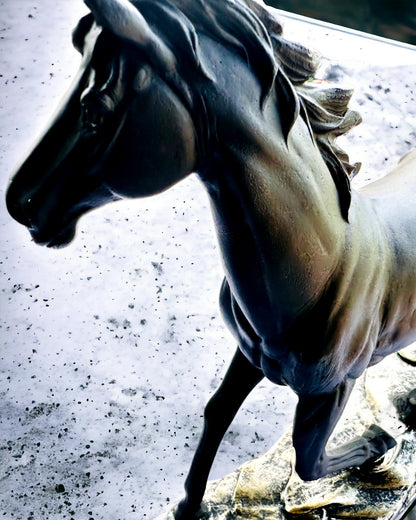 "Czarny Galop" - Figurină Elegantă de Cal cu Posibilitate de Gravare