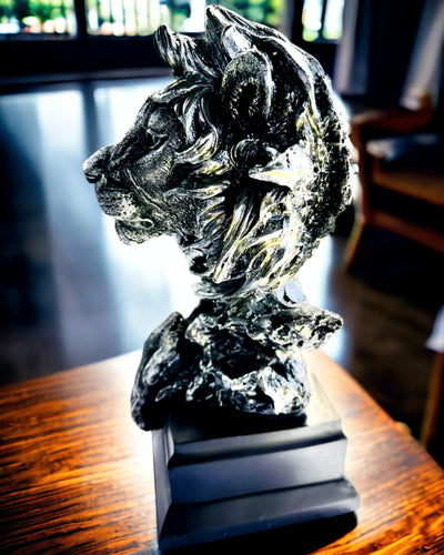 Regele Junglei Leu - Statuetă Majestică de Leu - culoare argintie, posibilitate de personalizare pentru cadou