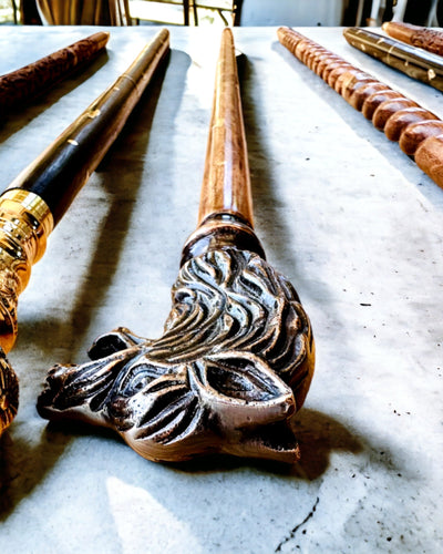 Baston de plimbare Wolf - Lemn de mango indian cu posibilitate de gravare, ornamente aurii maro