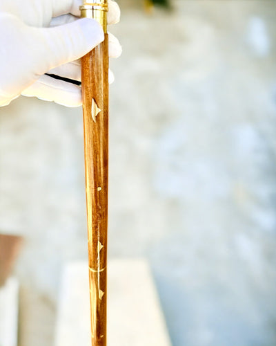 Baston de plimbare Wolf - Lemn de mango indian cu posibilitate de gravare, ornamente aurii maro