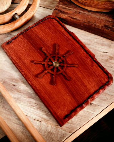 Komandorskie Etui – Ręcznie Wykonane Etui na Zegarek Kieszonkowy lub Kompas z Możliwością Personalizacji