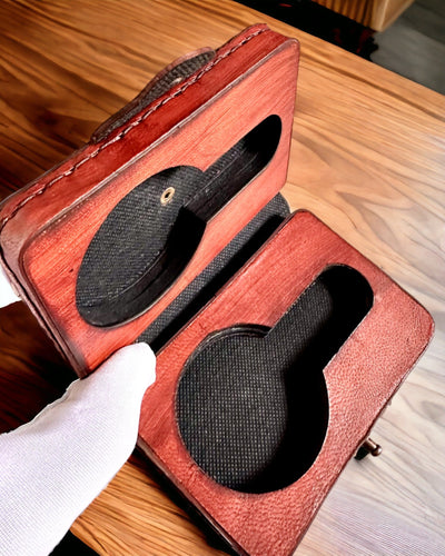 Komandorskie Etui – Ręcznie Wykonane Etui na Zegarek Kieszonkowy lub Kompas z Możliwością Personalizacji