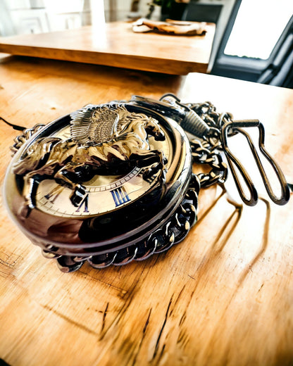 Ceas de buzunar "Equus Tempus" - Negru cu motiv de cal, posibilitate de personalizare cu gravură - cadran alb