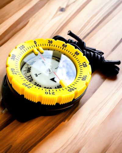 Compas de scufundare AquaGuide - compas rezistent la apă cu funcție de luminescență și curea flexibilă, posibilitate de personalizare