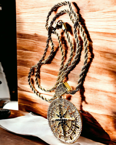 Colier cu Pandantiv Busolă în Stil Glamour cu Zirconii pentru Femei și Bărbați - culoare aurie, gravură