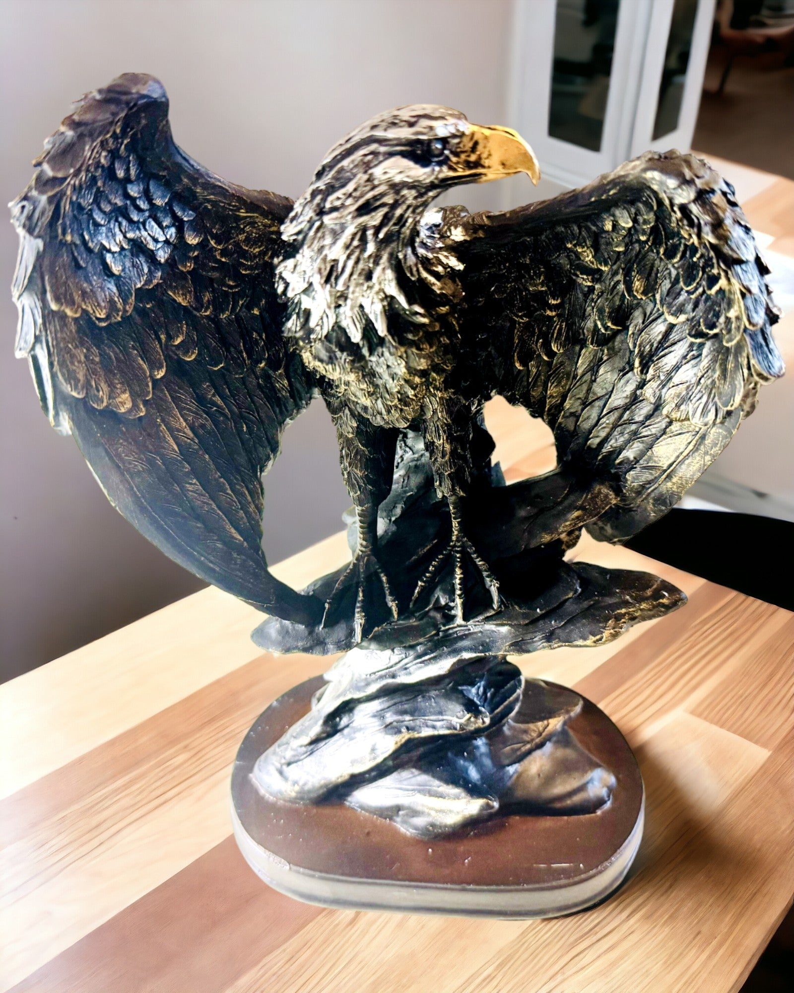 Statuetă Decorativă „Vulturul Zburător” – Simbol Majestuos al Forței și Libertății