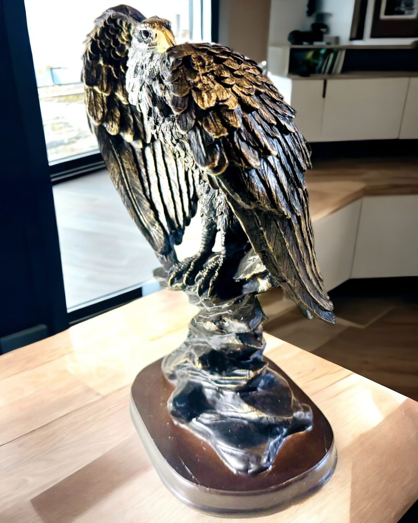 Statuetă Decorativă „Vulturul Zburător” – Simbol Majestuos al Forței și Libertății