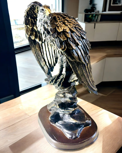 Statuetă Decorativă „Vulturul Zburător” – Simbol Majestuos al Forței și Libertății