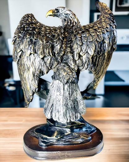 Statuetă Decorativă „Vulturul Zburător” – Simbol Majestuos al Forței și Libertății