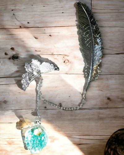 Semn de carte creativ în stil retro cu motiv de pană și fluture – Cadou promoțional elegant, culoare argintie/albastră