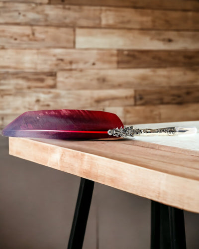 "Pióro do Kaligrafii Vintage z Naturalnym Gęsim Piórem – Idealny Prezent na Dzień Matki lub Nauczyciela. Grawer" în română este: "Stilou de Caligrafie Vintage cu Pană Naturală de Gâscă – Cadou Ideal pentru Ziua Mamei sau a Profesorului. Gravură".