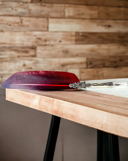 "Pióro do Kaligrafii Vintage z Naturalnym Gęsim Piórem – Idealny Prezent na Dzień Matki lub Nauczyciela. Grawer" în română este: "Stilou de Caligrafie Vintage cu Pană Naturală de Gâscă – Cadou Ideal pentru Ziua Mamei sau a Profesorului. Gravură".