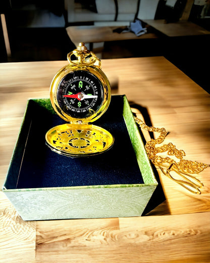 Busolă de navigație în stil vintage, culoare aurie, cu model decorativ – Echipament pentru aventuri montane și descoperiri. Personalizare cu gravură