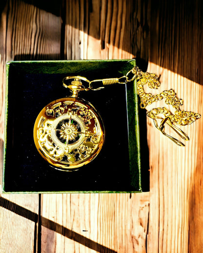 Busolă de navigație în stil vintage, culoare aurie, cu model decorativ – Echipament pentru aventuri montane și descoperiri. Personalizare cu gravură