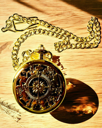 Busolă de navigație în stil vintage, culoare aurie, cu model decorativ – Echipament pentru aventuri montane și descoperiri. Personalizare cu gravură