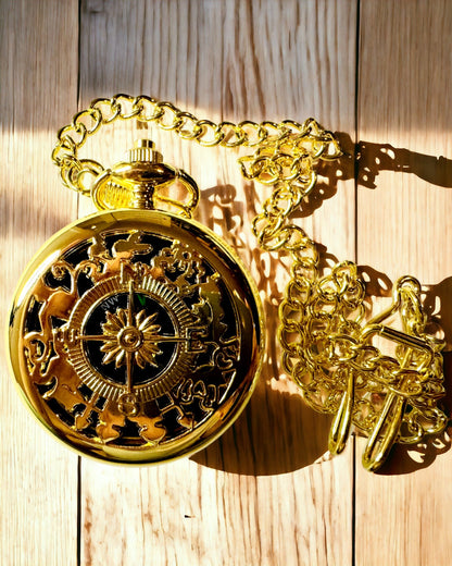 Busolă de navigație în stil vintage, culoare aurie, cu model decorativ – Echipament pentru aventuri montane și descoperiri. Personalizare cu gravură