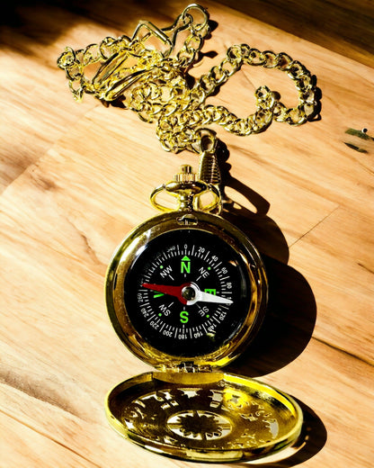 Busolă de navigație în stil vintage, culoare aurie, cu model decorativ – Echipament pentru aventuri montane și descoperiri. Personalizare cu gravură