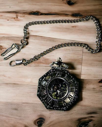 Ceas de buzunar mecanic octogonal clasic de culoare argintie cu cadran filigranat în stil steampunk