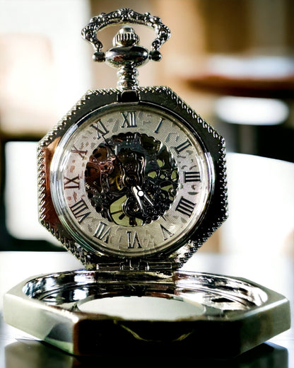 Ceas de buzunar mecanic octogonal clasic de culoare argintie cu cadran filigranat în stil steampunk