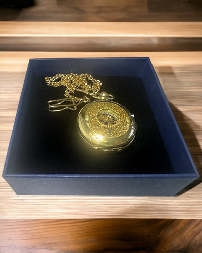 Ceas de buzunar retro sculptat cu mecanism de înfășurare manuală, culoare aurie cu scară romană și cadran luminos, stil vintage