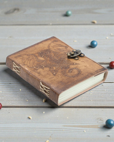 Caiet din piele „Dragonul, păzitorul legendelor” – reliefat manual 20 × 15 cm