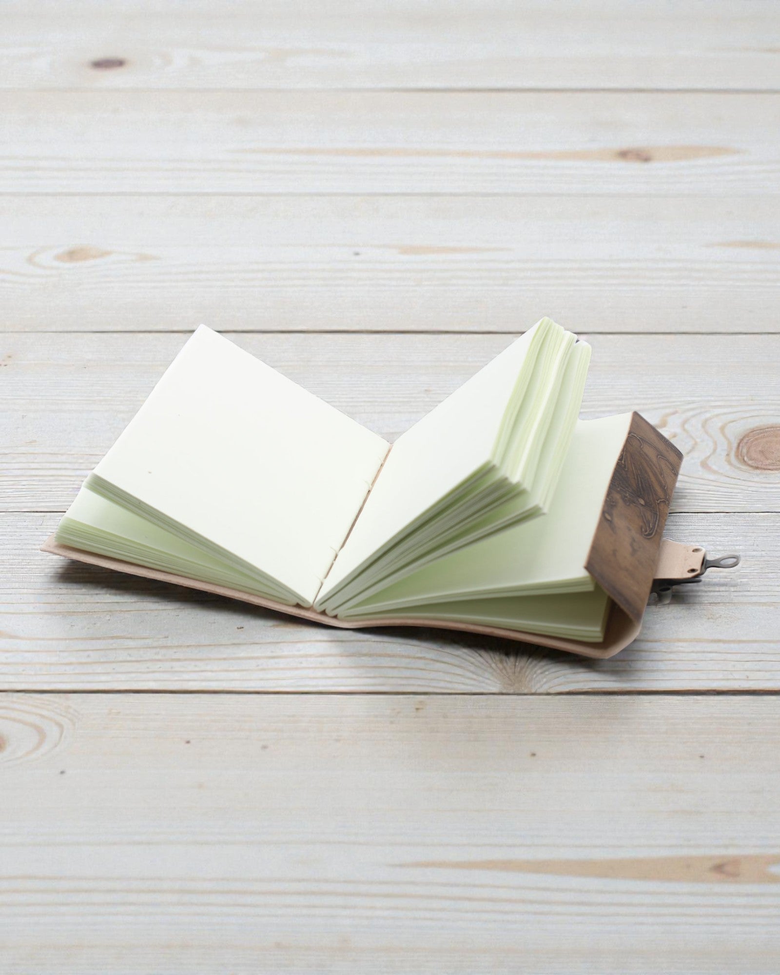 Caiet din piele „Dragonul, păzitorul legendelor” – reliefat manual 20 × 15 cm