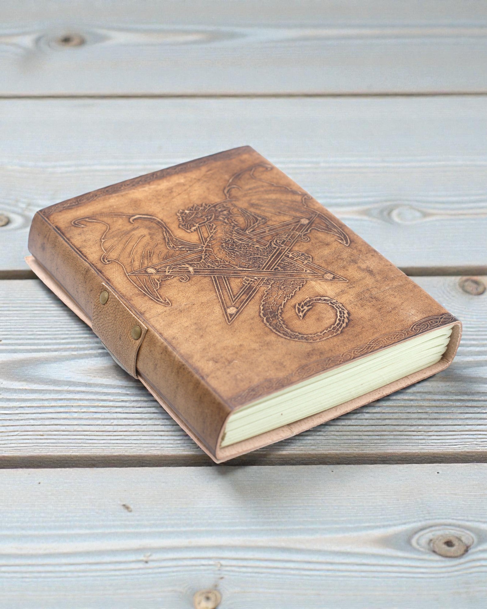 Caiet din piele „Dragonul, păzitorul legendelor” – reliefat manual 20 × 15 cm