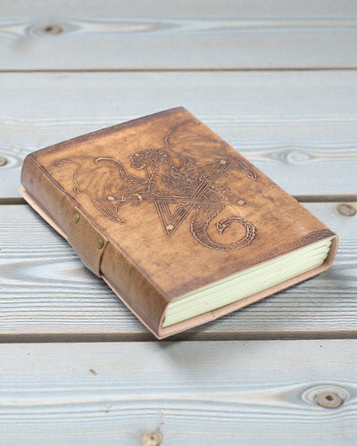 Caiet din piele „Dragonul, păzitorul legendelor” – reliefat manual 20 × 15 cm