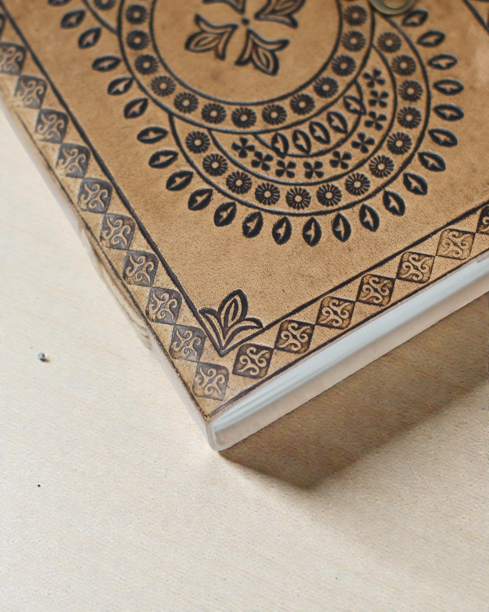 Mandala Harmonia – Caiet din piele cu mandală imprimată în relief