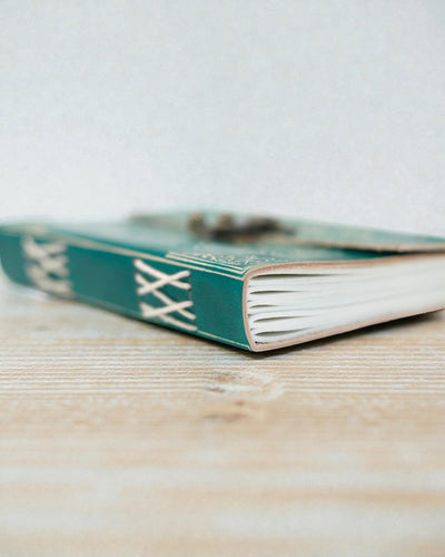 Caiet de notițe din piele turcoaz „Pace” cu fermoar – armonie și liniște (18 x 13 cm)
