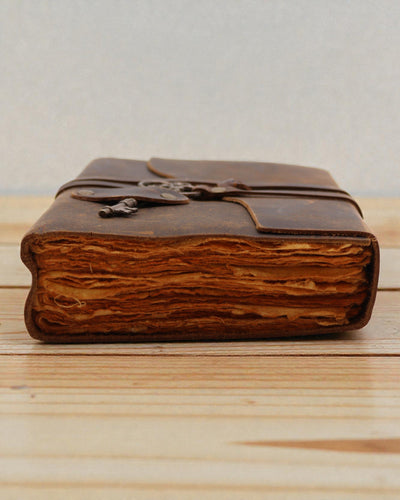 Notatnik Olejowanej Skóry z Kluczem Sekretów – Vintage Journal 13 × 18 cm