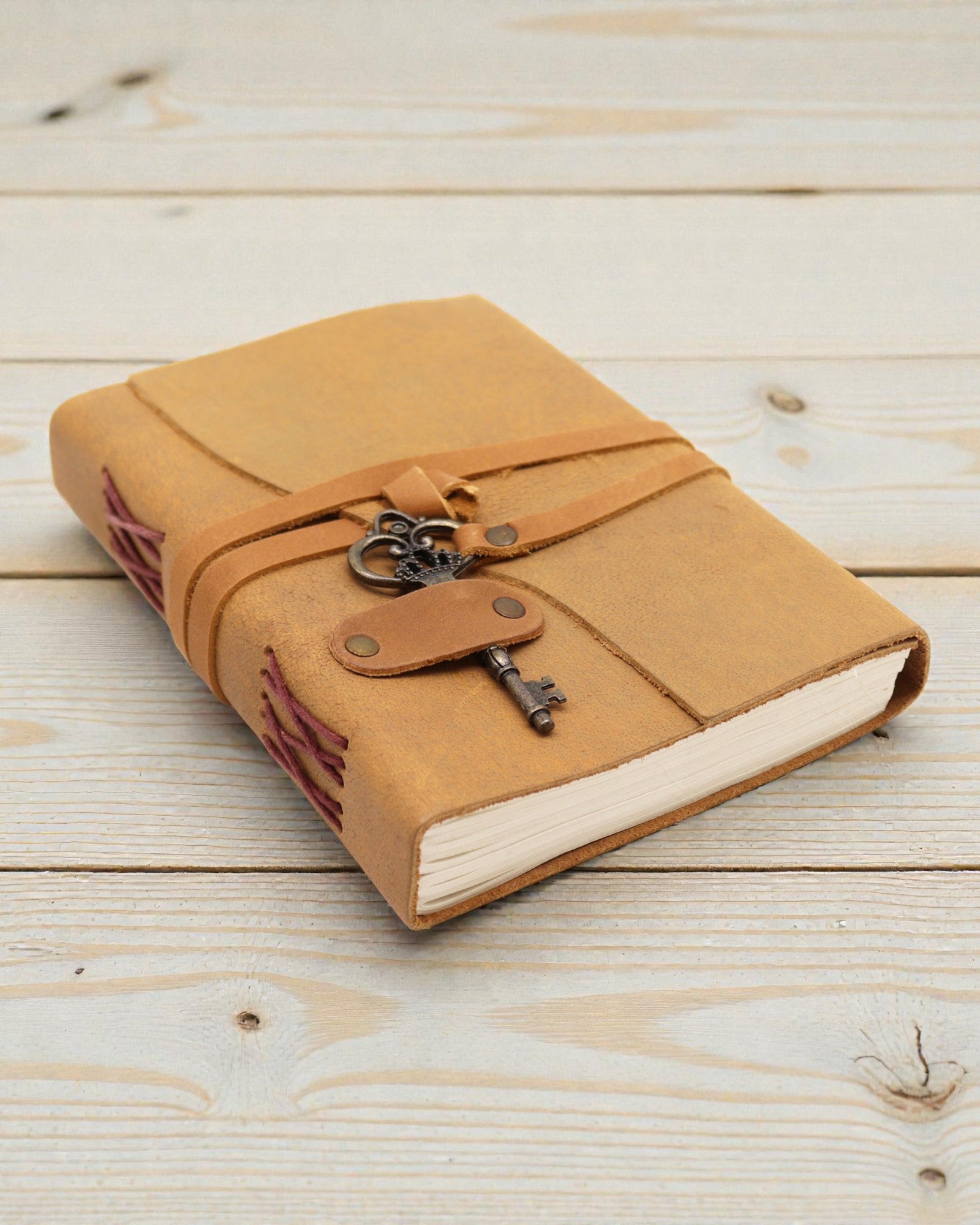 Carnet de notițe din piele deschisă la culoare, uleiată, cu cheie Solis – jurnal de epocă 13 × 18 cm