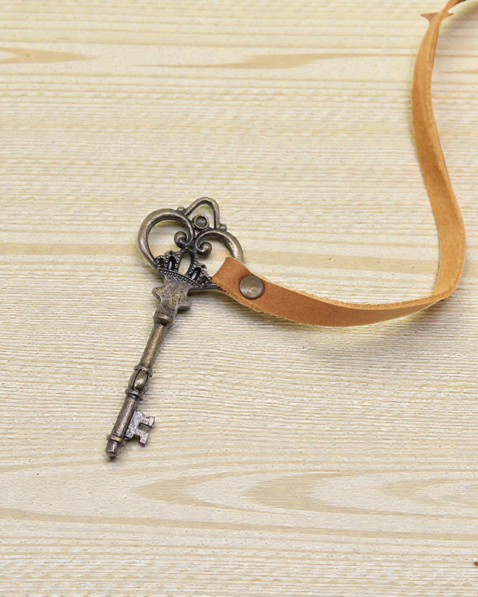 Carnet de notițe din piele deschisă la culoare, uleiată, cu cheie Solis – jurnal de epocă 13 × 18 cm