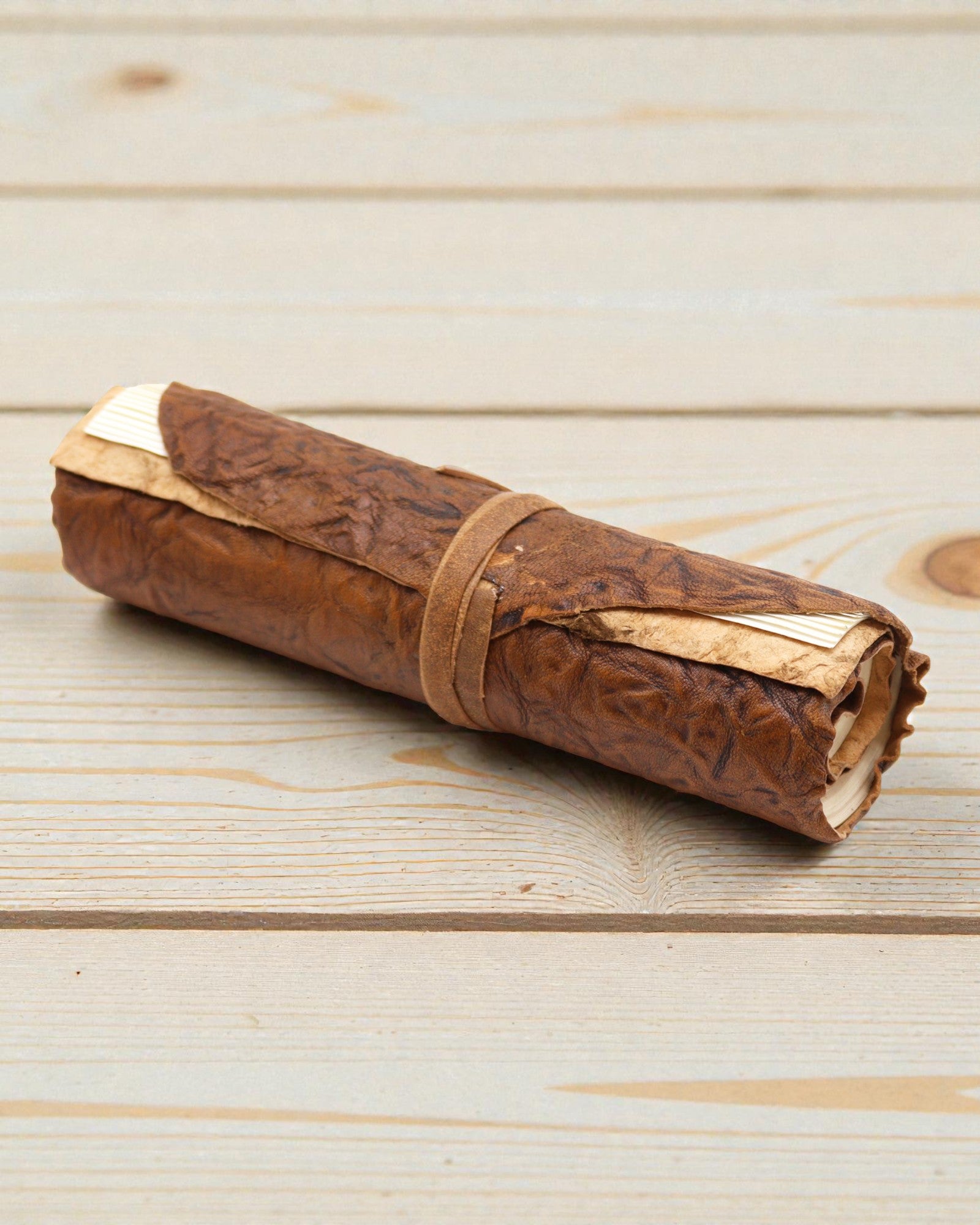 Caiet de însemnări de călătorie din piele, rulat – Natural (21 x 15 cm)