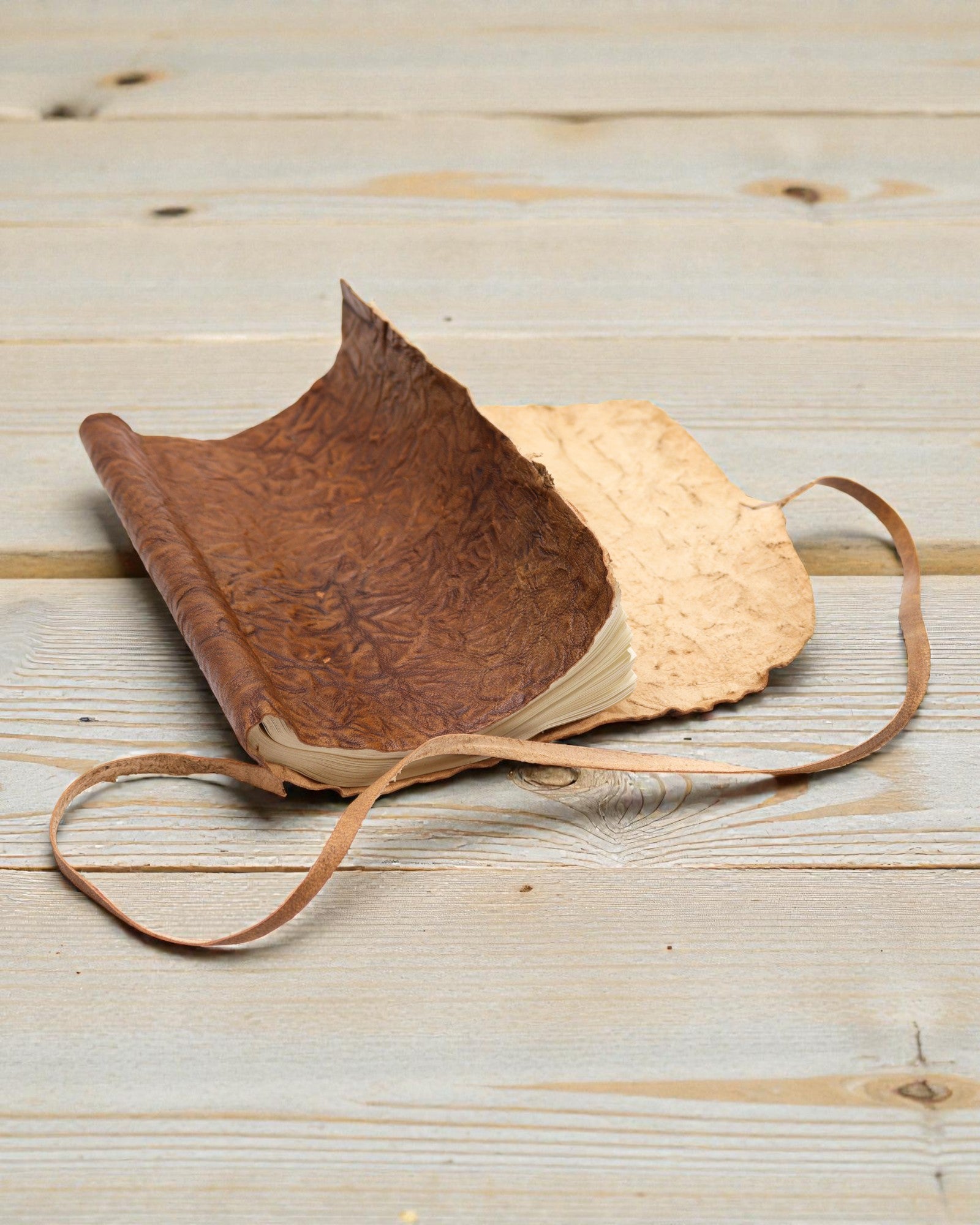 Caiet de însemnări de călătorie din piele, rulat – Natural (21 x 15 cm)