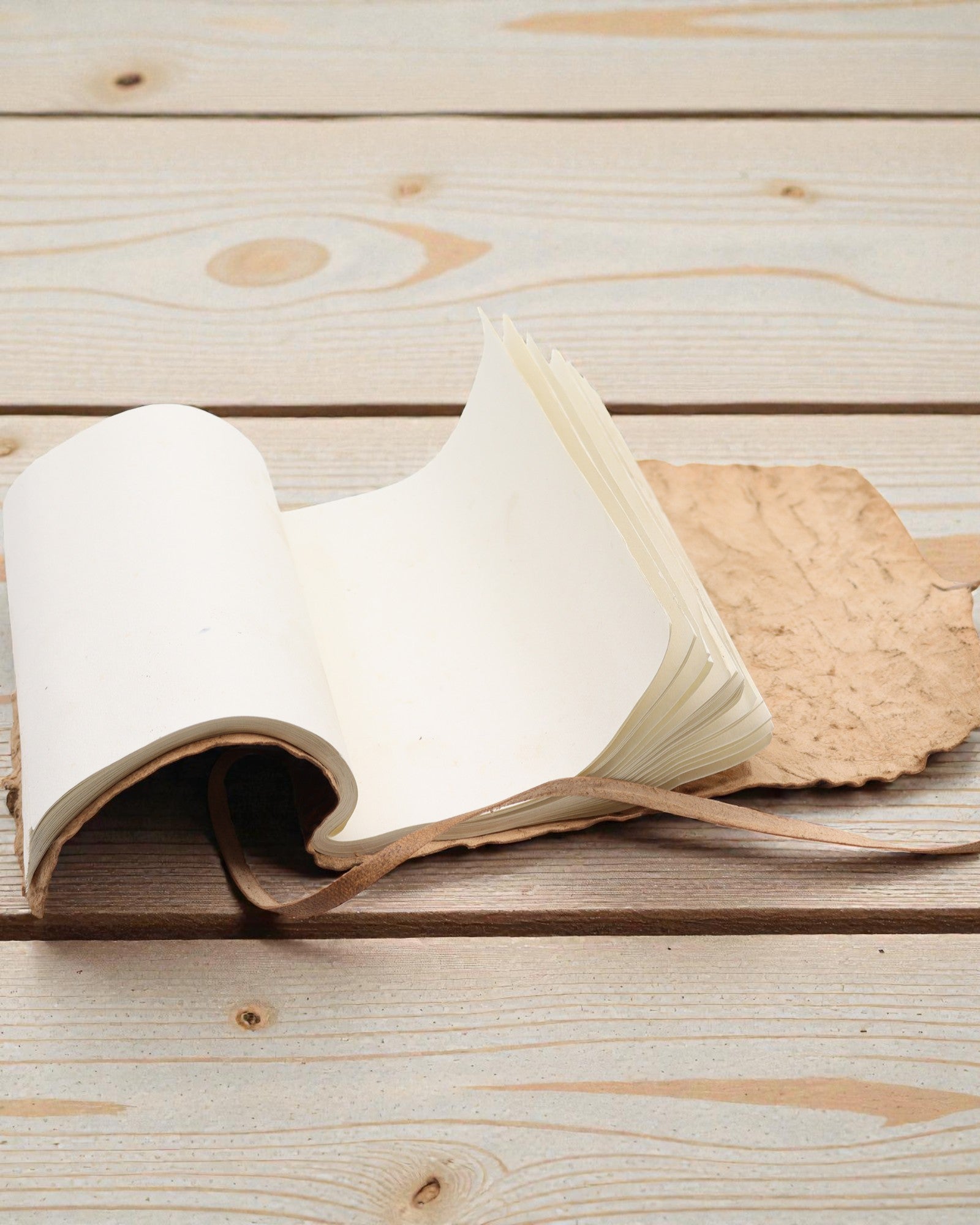 Caiet de însemnări de călătorie din piele, rulat – Natural (21 x 15 cm)